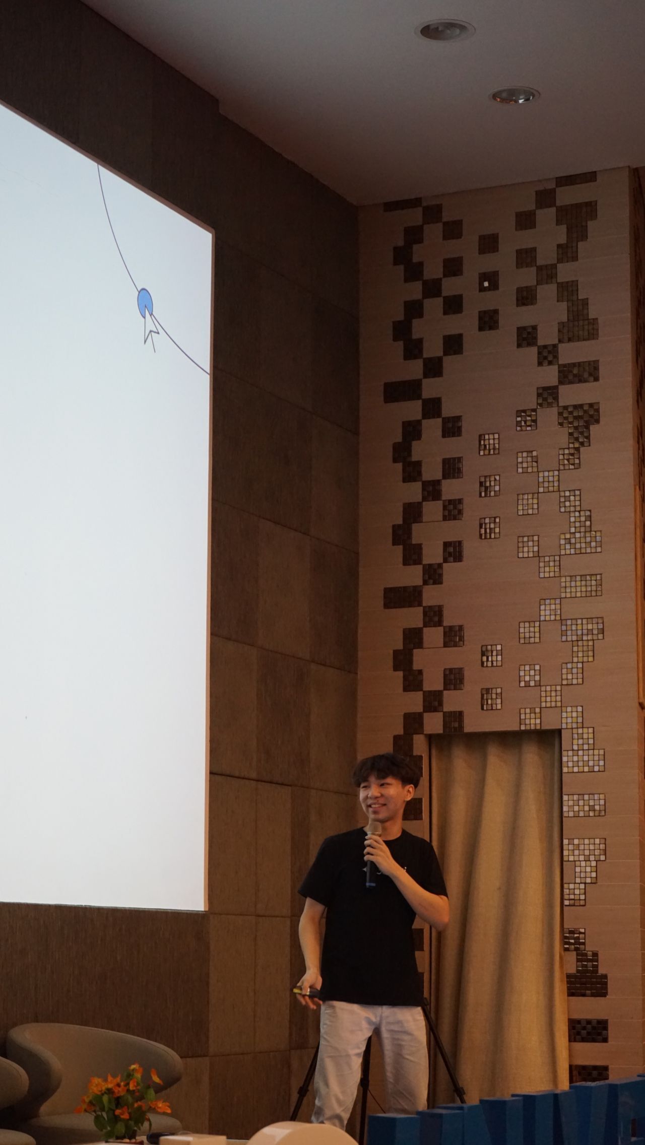 Speaker presenting at GDGOC event